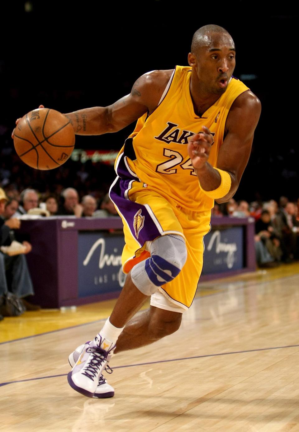 LOS ANGELES, CA - DECEMBER 16: Kobe Bryant #24 of the Los Angeles Lakers drives against the New York Knicks on December 16, 2008 at Staples Center in Los Angeles, California. The Lakers won 116-114.