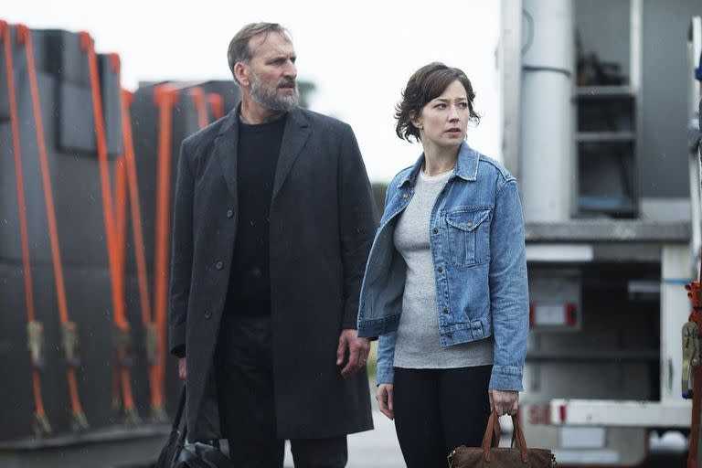 Carrie Coon junto a Christopher Eccleston, quien interpretó a su hermano en The Leftovers (2014-2017).