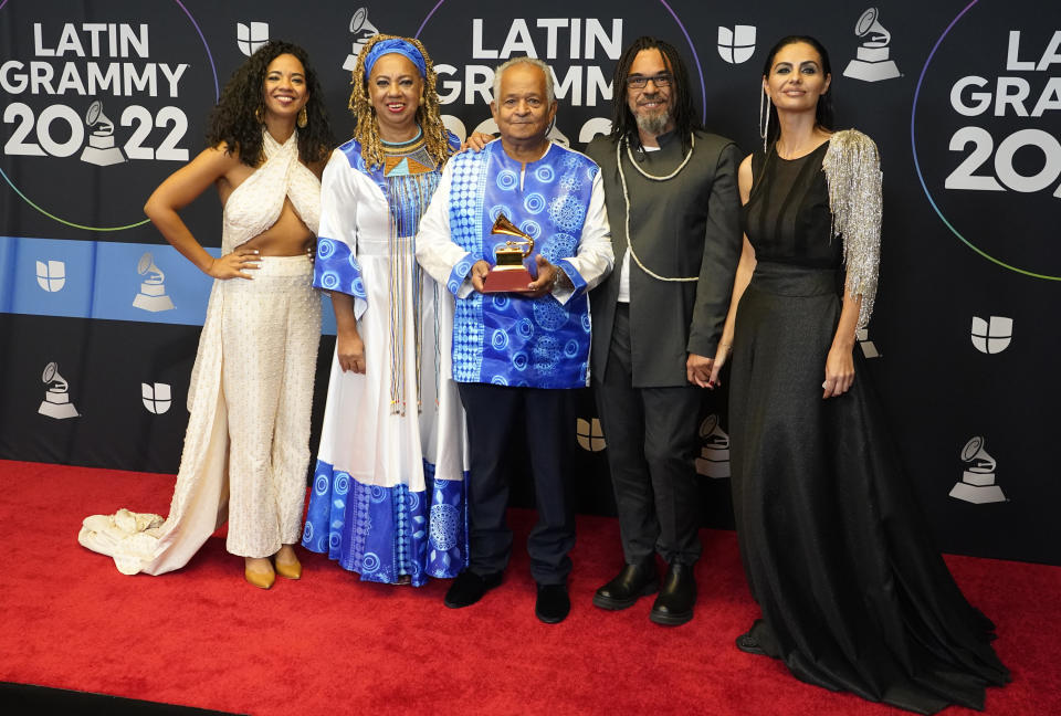 Eme Alfonso, de izquierda a derecha, Ele Valdes, Carlos Alfonso y X Alfonso, ganadores del premio a mejor álbum folclórico por "Ancestros Sinfonico" y Sandra Lusitana posan en la sala de prensa de la 23a entrega anual del Latin Grammy en la Mandalay Bay Michelob Ultra Arena el jueves 17 de noviembre de 2022 en Las Vegas. (Foto AP/Chris Pizzello)