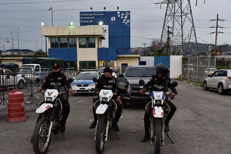 Policías vigilan el exterior de la prisión Zonal 8 durante una inspección en Guayaquil