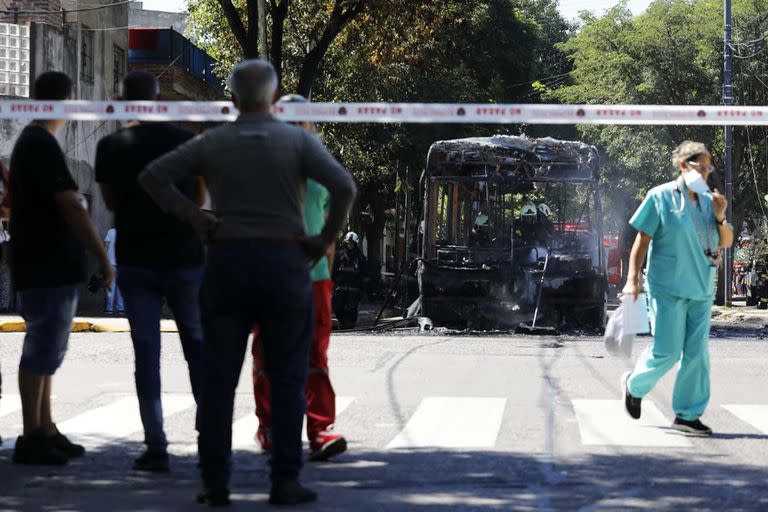 Se prendió fuego un colectivo de la línea 50 en la esquina de José Martí y Crisóstomo Álvarez. Bajo Flores