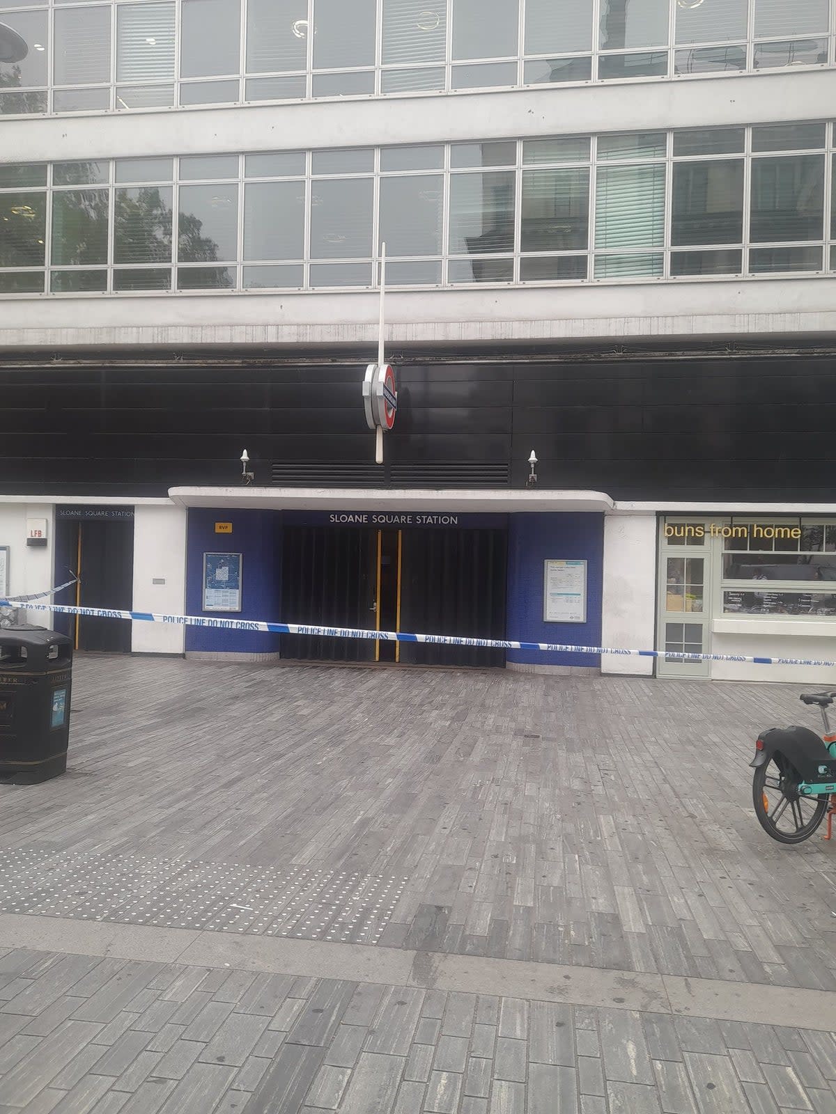 A passenger is believed to have stabbed himself to death in front of horrified onlookers at Sloane Square Tube station (@ChelseaDan5)