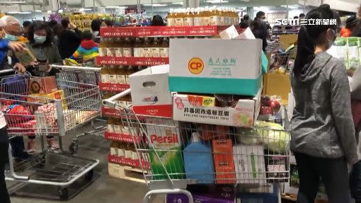 隨著台灣確診數破百，不少民眾開始心生恐慌，搶買生活用品。（圖／資料照）