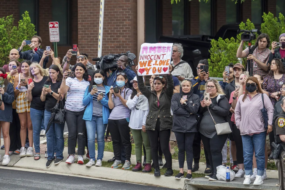 Simpatizantes de los actores Johnny Depp y Amber Heard se manifiestan fuera del Tribunal de Circuito del Condado de Fairfax el viernes 27 de mayo de 2022 en Fairfax, Virginia. El jurado en el caso terminó su segundo día de deliberaciones el 31 de mayo de 2022 sin llegar a un veredicto. (Foto AP/Craig Hudson)