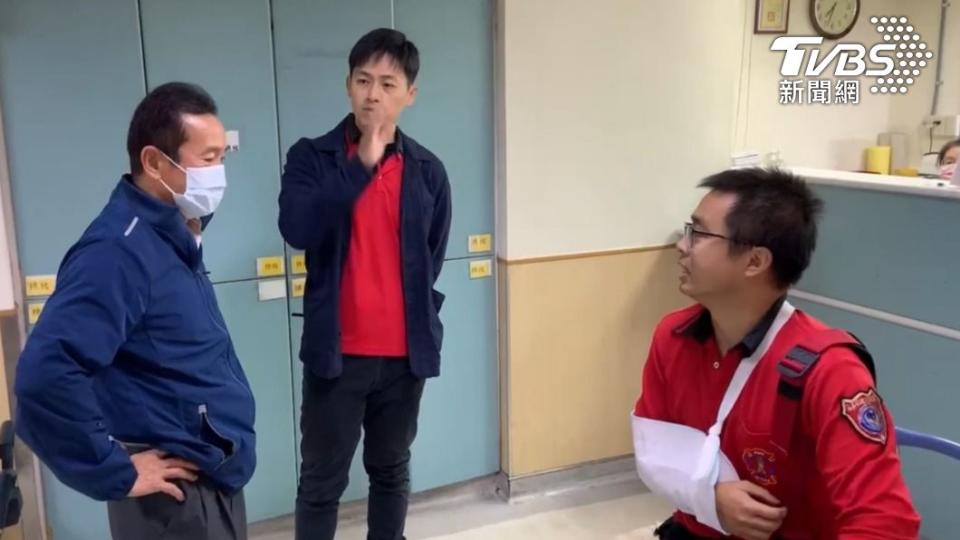 消防局郭立昌（左）得知後立即趕往醫院慰問受傷的林姓消防員。（圖／TVBS）