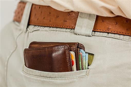咖啡色調的錢包給人一種沉穩、安心之感。（圖／Pixabay）