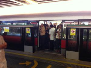 Massive train delay at East-West line angers commuters. (Yahoo! photo)