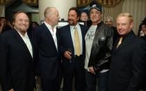 Du kannst da aufbieten, wen du willst, ein Tom Jones steht immer im Mittelpunkt. Im Bild: Tom Jones (Mitte) unter anderem mit Bruce Willis (zweiter von links) und Sylvester Stallone (vierter von links) bei einem Casino-Besuch in Las Vegas, 2007. (Bild: Denise Truscello/WireImage/Getty Images)