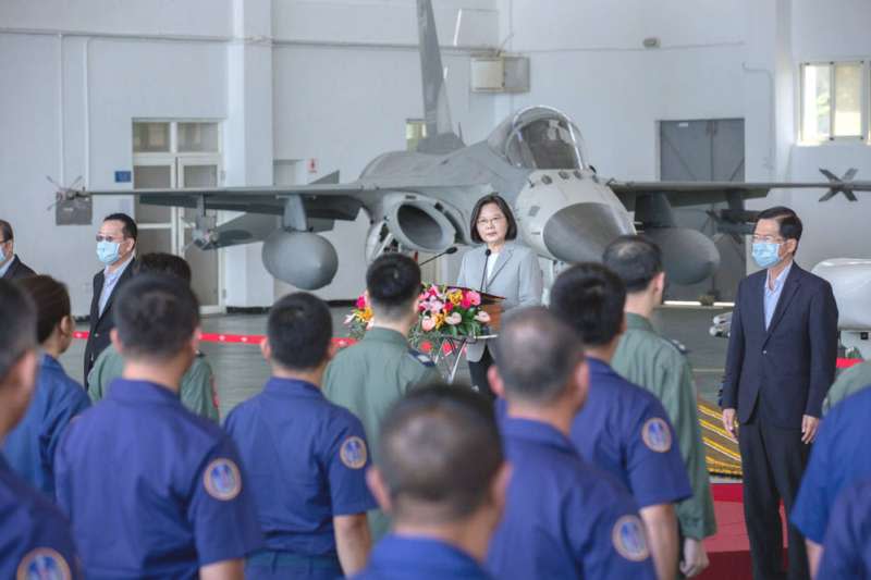 台海局勢緊張，蔡總統前往澎湖視察空軍天駒部隊，為官兵加油打氣。（總統府提供）