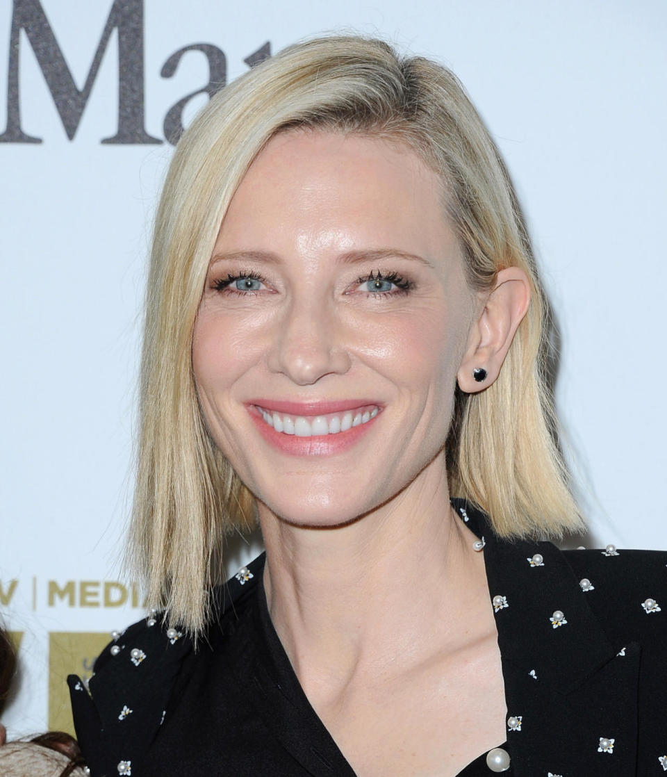 Cate Blanchett laisse de côté les boucles et les permanentes. Elle repose ses cheveux avec un carré platine tout simple. Pratique. 