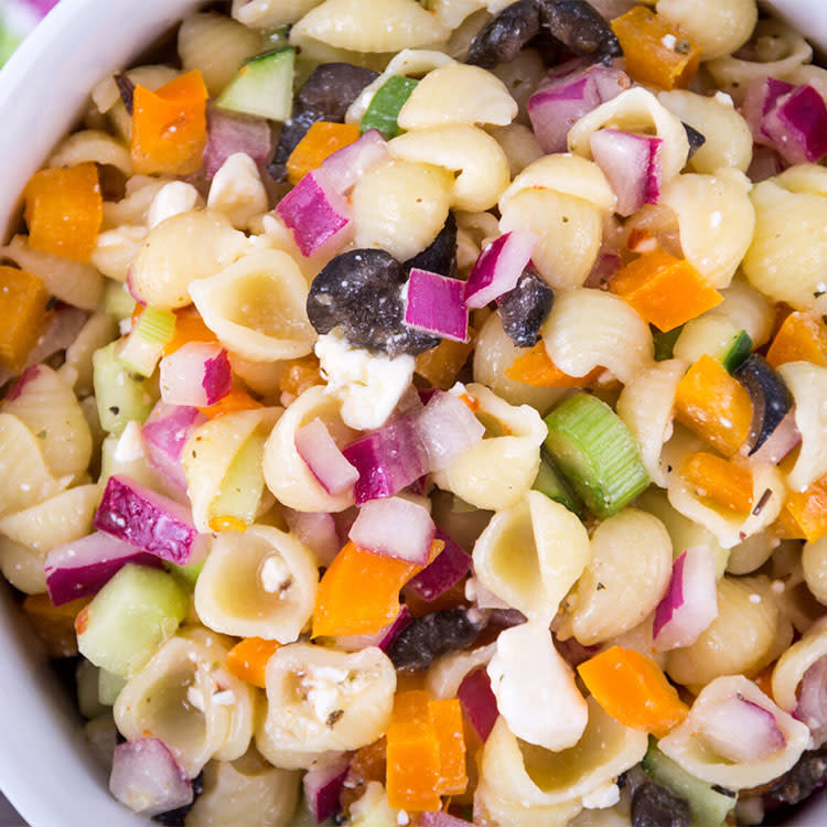 Ensalada de coditos de pasta con zanahoria, cebolla y queso feta