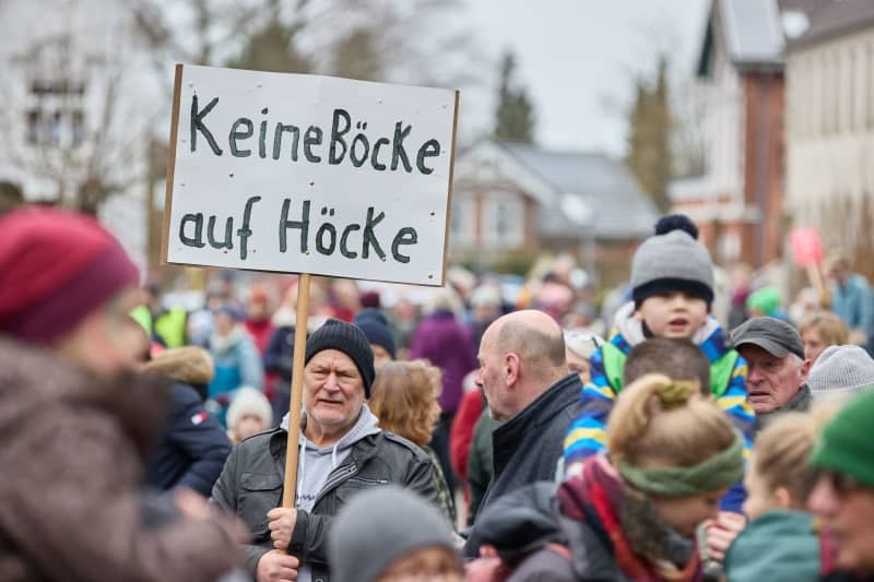 A person holds a banner with the inscription "No bullshit on Hoecke" during the "Demo against the right!" demonstration against right-wing extremist activities. Georg Wendt/dpa