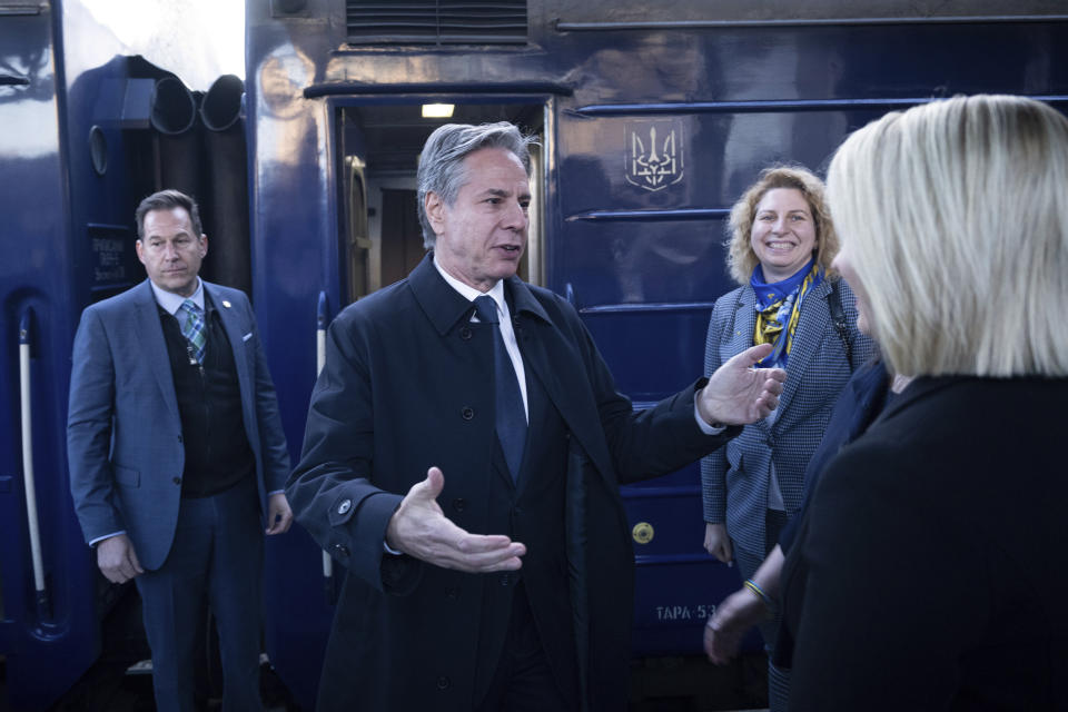 El secretario de Estado de Estados Unidos, Antony Blinken, es recibido por la embajadora de su país en Ucrania, Bridget A. Brink, tras llegar en tren a la estación de Kiev-Pasazhyrskyi, el 14 de mayo de 2024, en Kiev, Ucrania. (Brendan Smialowski/Pool Foto vía AP)