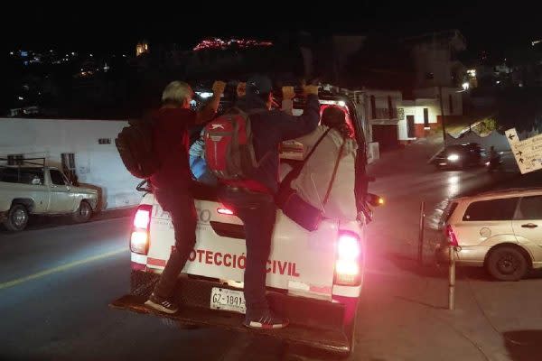 Autoridades de Taxco trasladan a ciudadanos debido a que el transporte público está parado por la inseguridad.