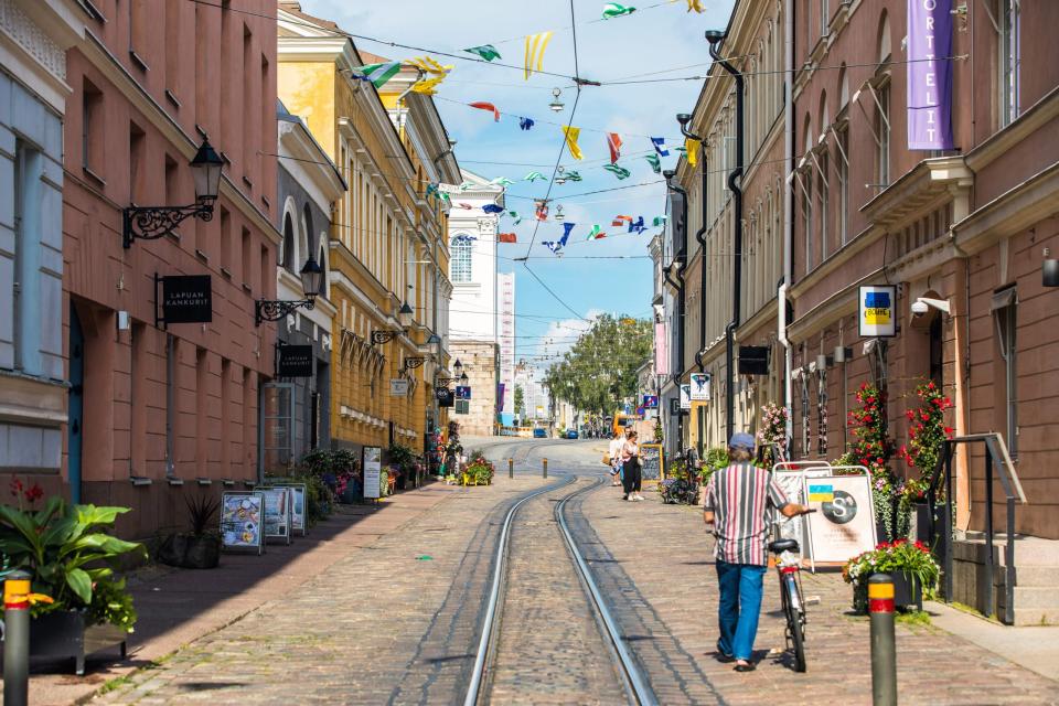 Die malerischen, engen Gassen Helsinkis könnt ihr sehr gut mit dem Fahrrad erkunden. - Copyright: picture alliance / pressefoto_korb | Micha Korb