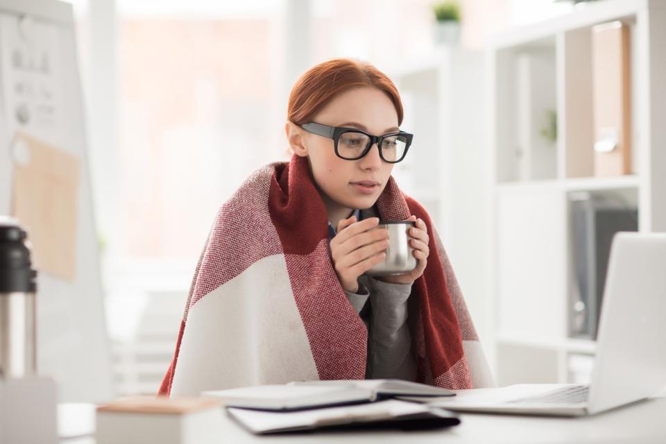 Deutschland muss Gas sparen, deshalb wurde per neuer Energieeinsparverordnung festgelegt, dass Büros nur noch 19 Grad Celsius warm sein dürfen. Ein Problem für Frauen. (Symbolbild) - Copyright: Getty Images/ shironosov