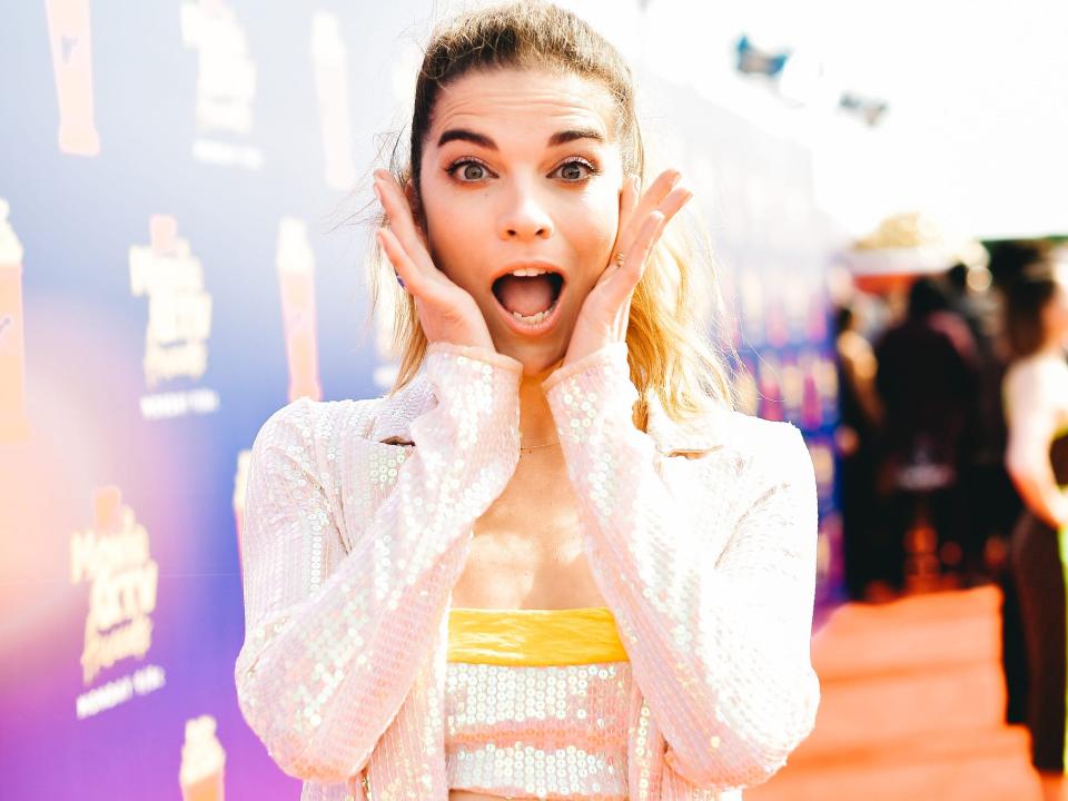annie murphy posing on 2019 MTV Movie And TV Awards - Red Carpet