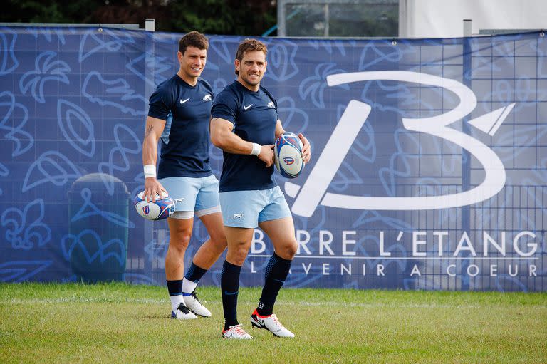 Gonzalo Bertranou y Nicolás Sánchez parecen expresar optimismo y confianza en el entrenamiento en Berre-L'Etang; este jueves se conocerá la formación argentina para el sábado.