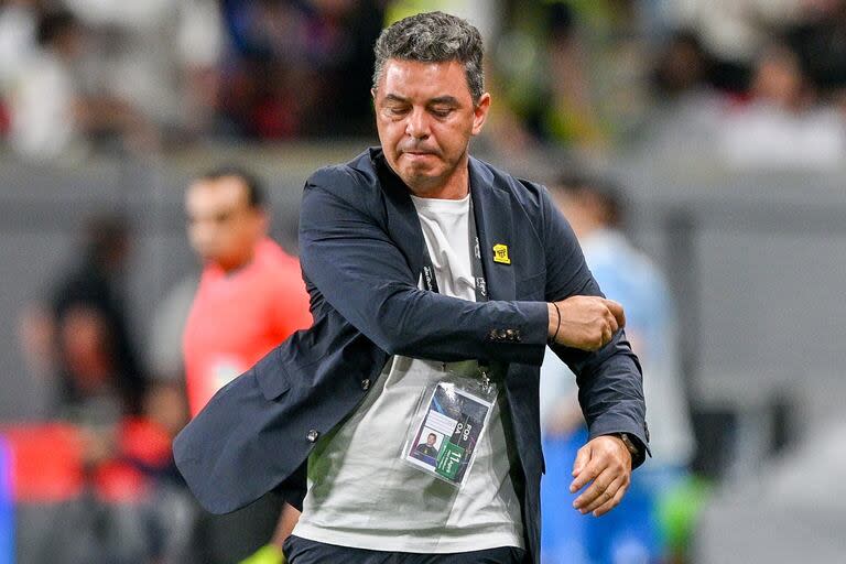 Marcelo Gallardo está molesto con su brusca salida de Al-Ittihad; le queda un solo partido al frente del equipo, el del lunes próximo contra Al-Nassr, el conjunto de Cristiano Ronaldo.