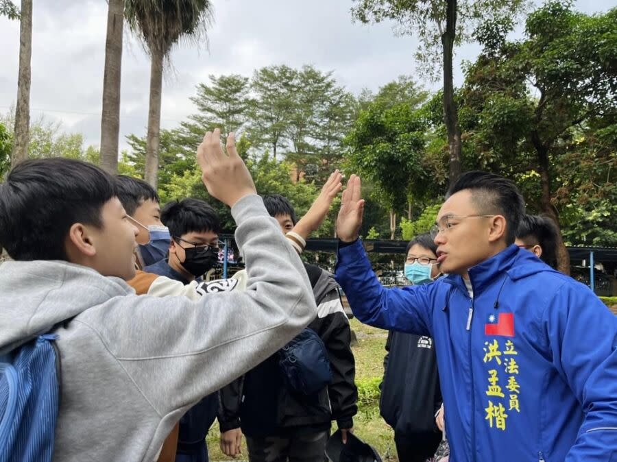 圖／洪孟楷4年前擊敗呂孫綾，這次強碰綠軍名嘴何博文，年輕選票是必爭之地。（圖／洪孟楷臉書）