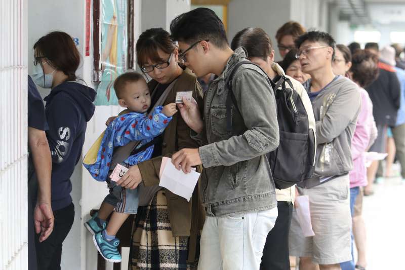 2018年11月24日，台灣九合一選舉，民眾排隊投票（AP）