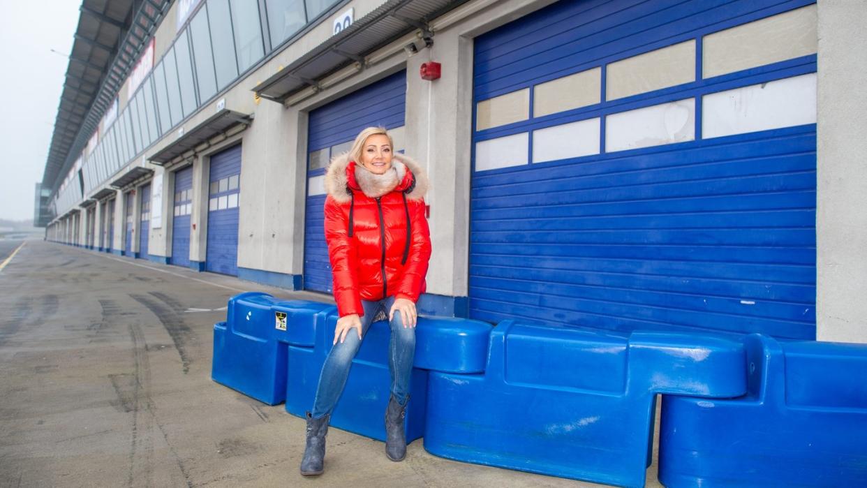 Die Sängerin Tanja Lasch auf dem Gelände der Motorsport Arena Oschersleben, wo im Mai ein dreitägiges Schlagerfestival gefeiert wird.