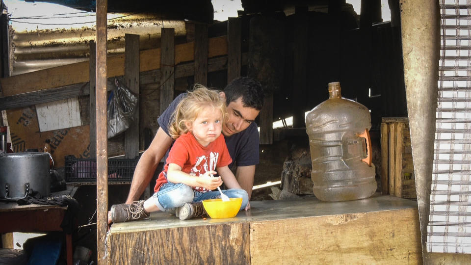 David and Ximena eating in the Iglesia Embajadores de Jesús shelter in Tijuana, Baja California, Mexico in July 2021. (Noticias Telemundo Investiga)