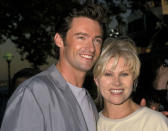 C’est en 1995 qu’Hugh Jackman et Deborra-Lee Furness se rencontrent pour la première fois, sur le tournage de la série australienne <em>Correlli</em>. À l’époque, l’acteur australien de 27 ans est encore un inconnu, fraîchement émoulu de la Western Australian Academy of Performing Arts de Perth. L’actrice, de 13 ans son aînée, tient quant à elle le rôle principal du show. Entre eux, le courant passe immédiatement. Le jeune homme est notamment agréablement surpris par la modestie de celle qui apparaît alors à ses yeux comme une star. (<em>©Ron Galella/Ron Galella Collection via Getty Images</em>)