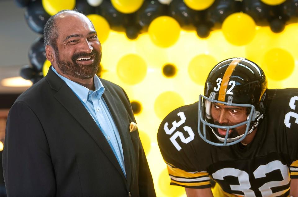 Former Pittsburgh Steelers running back Franco Harris stands next a statute of himself on Sept. 12, 2019.