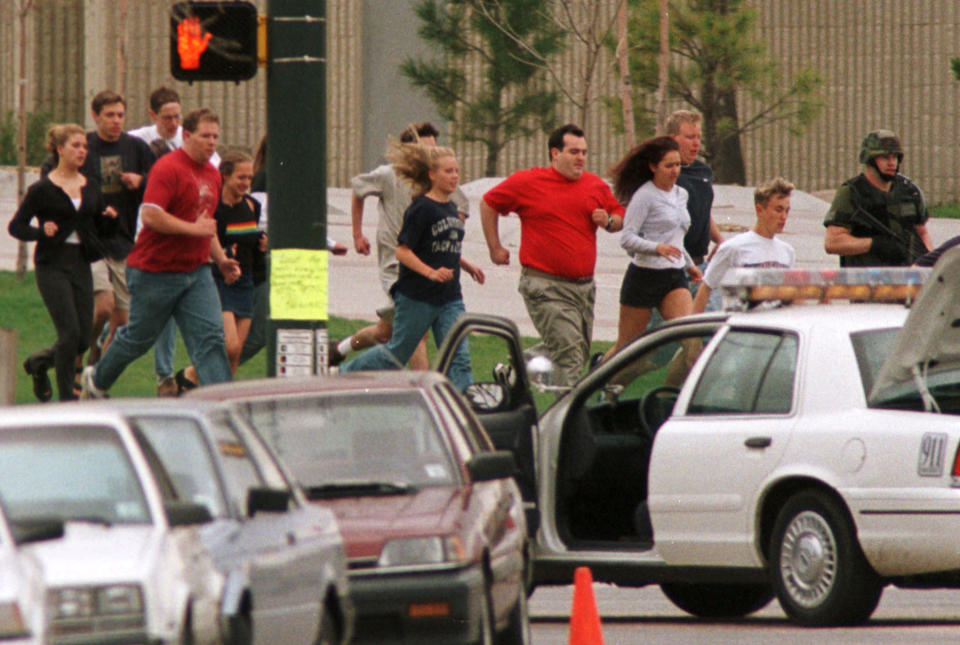 – 20 abril 1999.- Dos estudiantes matan a 13 personas y hieren a 23 en la escuela de Columbine, en Littleton (Colorado), antes de suicidarse.