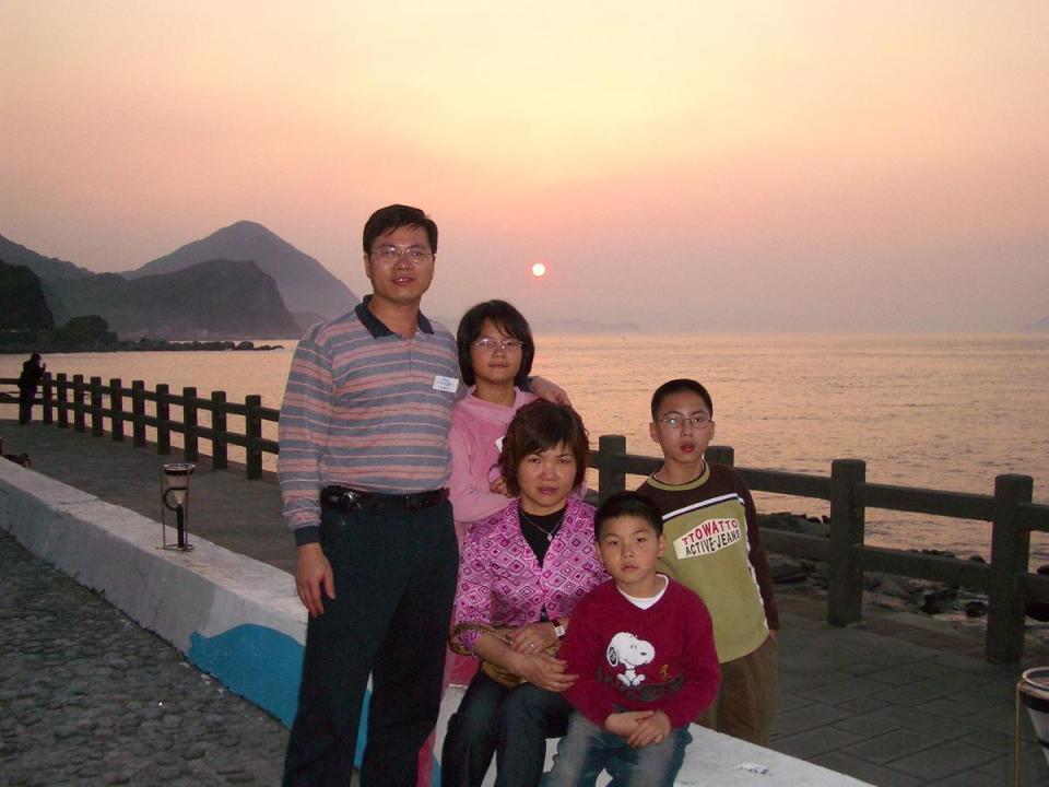 李傳德（左1）和妻子魏秀鳳（中）育有2男1女，全家人感情好會一起出遊，圖為早年全家合影。（李傳德提供）。