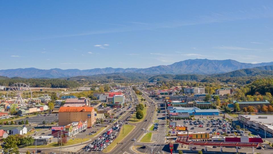 Aerial view of theme parks and mountains in Pigeon Forge, Tennessee.