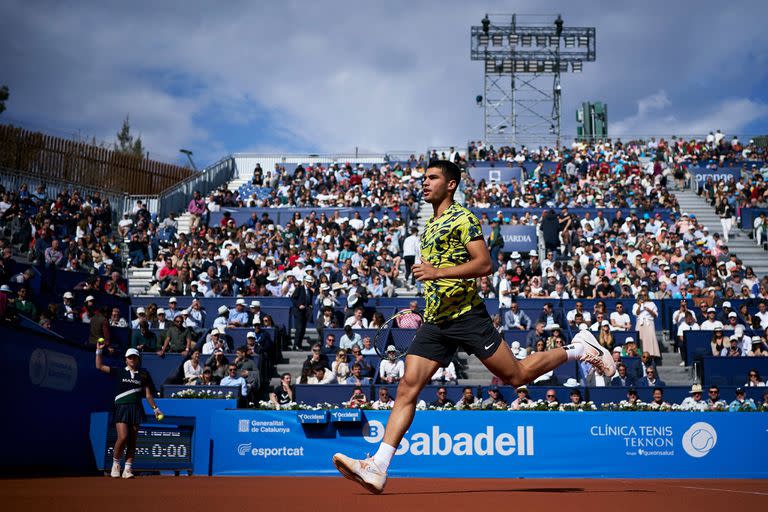 Carlos Alcaraz va por un nuevo título en la final del ATP 500 de Barcelona, donde se medirá ante Stefanos Tsitsipas