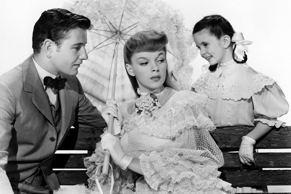 American actors (left to right) Tom Drake (1918 - 1982), Judy Garland (1922 - 1969) and Margaret O'Brien in a promotional portrait for 'Meet Me In St. Louis', directed by Vincente Minnelli, 1944. (Photo by Silver Screen Collection/Getty Images)