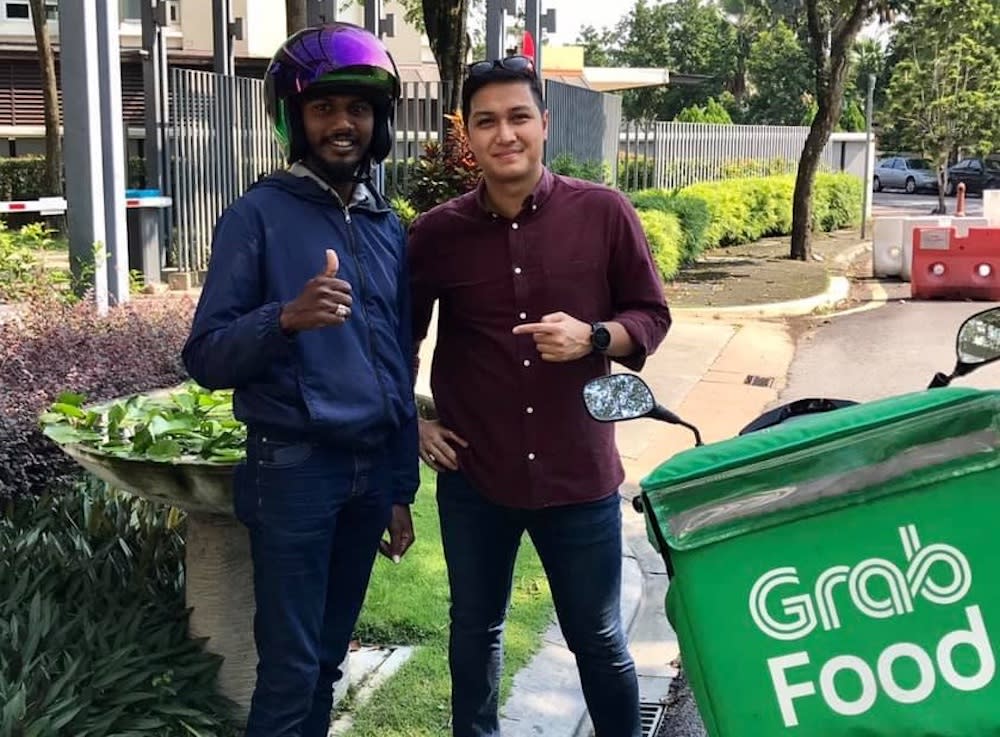 Ganesh (left) said that he was extremely grateful to Aiman (right) for lending him a helping hand. — Picture via Facebook/Aiman Manan.