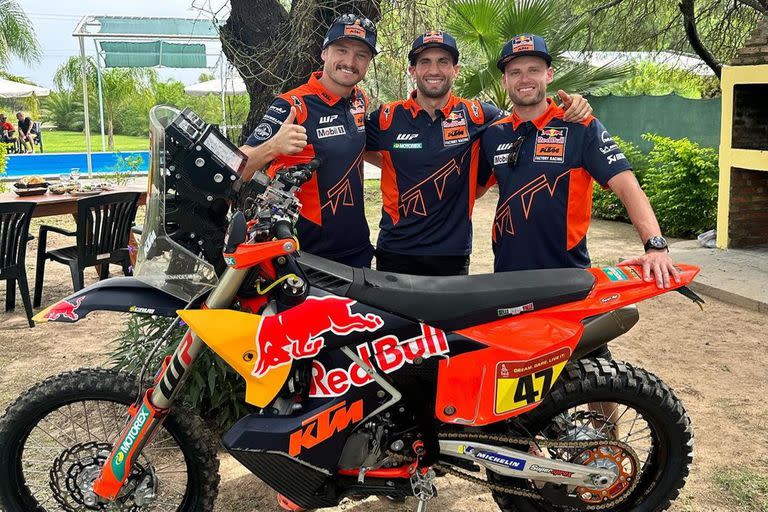 Kevin Benavides, junto a Jack Miller y Brad Binder; el salteño agasajó con un asado a los pilotos KTM de MotoGP