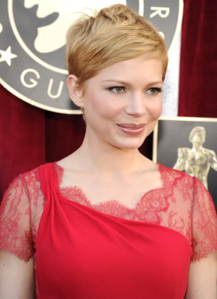 MICHELLE WILLIAMS. Su acostumbrado cabello corto y rubio lucía alborotado, con un aire moderno y rebelde, ideal para contrarrestar el vestido rojo sangre con detalles de encaje, que la convirtiera en una de las favoritas de la noche.