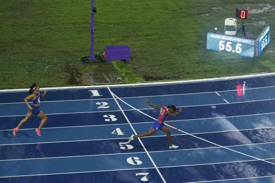 La cubana Zurian Hechavarría supera a la panameña Gianna Woodruff en la final de los 400 metros con vallas en los Juegos Centroamericanos y del Caribe en San Salvador, el martes 4 de julio de 2023 (AP Foto/Arnulfo Franco)