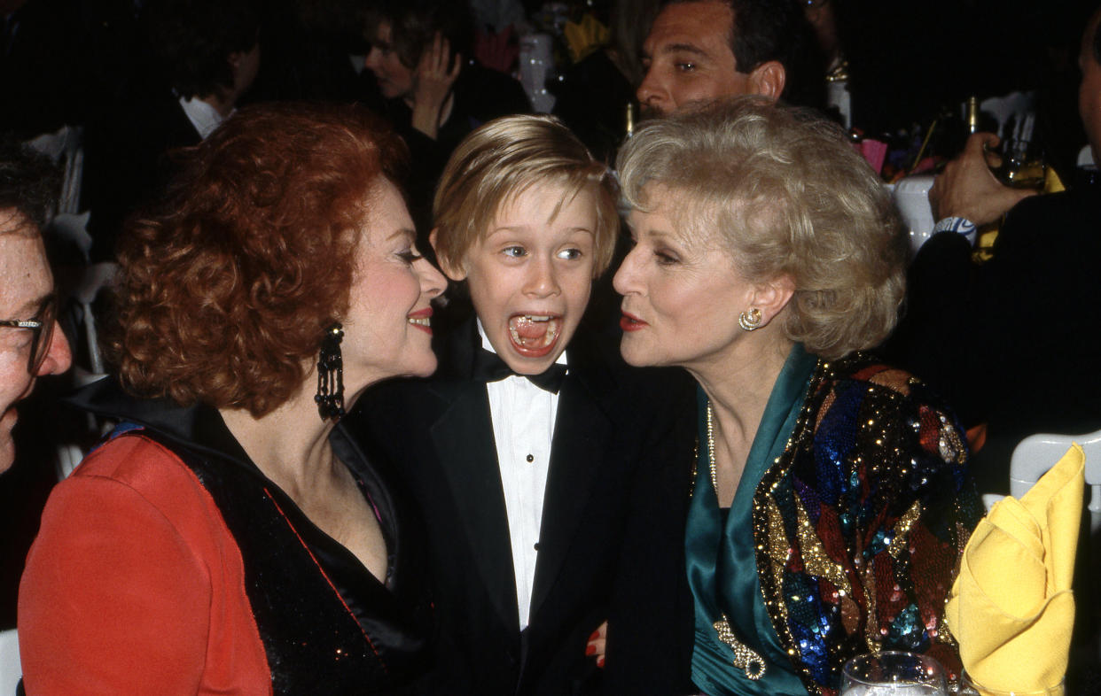 Macaulay Culkin haciendo el famoso gesto de 'Mi pobre angelito' que lo encumbró a la cima entre con Jayne Meadows y Betty White en la 5ta ceremonia de los Premios de la Comedia Americana el 3 de abril de 1991. (Foto de Craig Sjodin/Walt Disney Television via Getty Images)