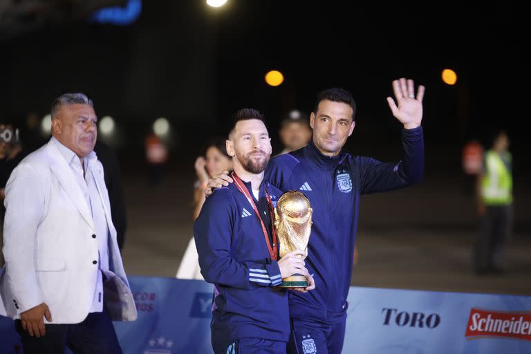 La noche de la llegada de los campeones del mundo, con la copa del Mundo: Messi camina con Scaloni, con Tapia detrás. Los tres quieren que todo siga igual