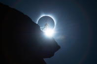 <p>Durante y después del gran esperado evento astronómico, las redes sociales explotaron con fotos espectaculares. Pero una tomada en el Smith Rock State Park de Oregón se volvió viral, alcanzando más de 61.000 likes en Instagram y otros 78.000 en Facebook, y rápida se convirtió en la imagen más icónica del eclipse del 2017. En la escena etérea se ve al escalador Tommy Smith posando directamente frente al momento de la totalidad. (Vía Digital Trends) </p>