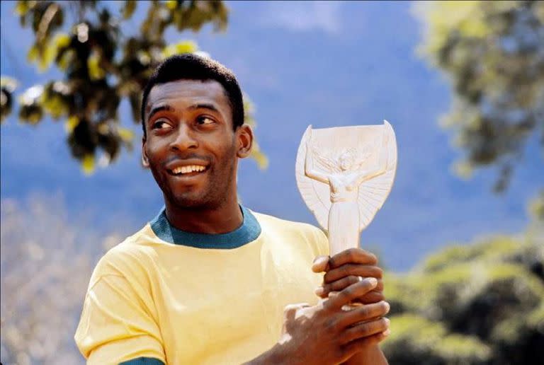 Pelé posa con el trofeo Jules Rimet, que Brasil se quedó para siempre al ganar su tercer Mundial en 1970