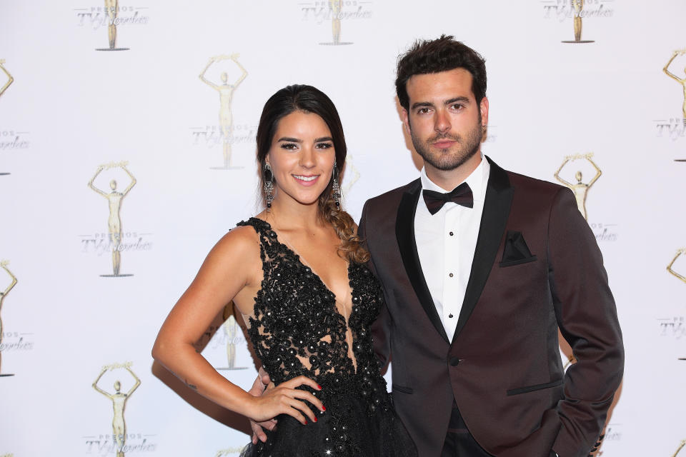 Pablo Lyle (derecha) y su esposa a su llegada a los Premios Tv y Novelas en 2017 que se realizaron en Televisa San Angel. (Getty Images)