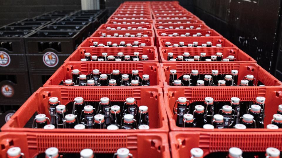 Bierflaschen werden in einem Kühlhaus gelagert. Rund jedes vierte in der EU produzierte Bier kommt aus Deutschland.