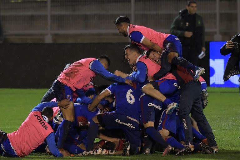 Tigre, una montaña de felicidad: eliminó a Defensa y Justicia y ya está entre los ocho mejores de la Copa Argentina