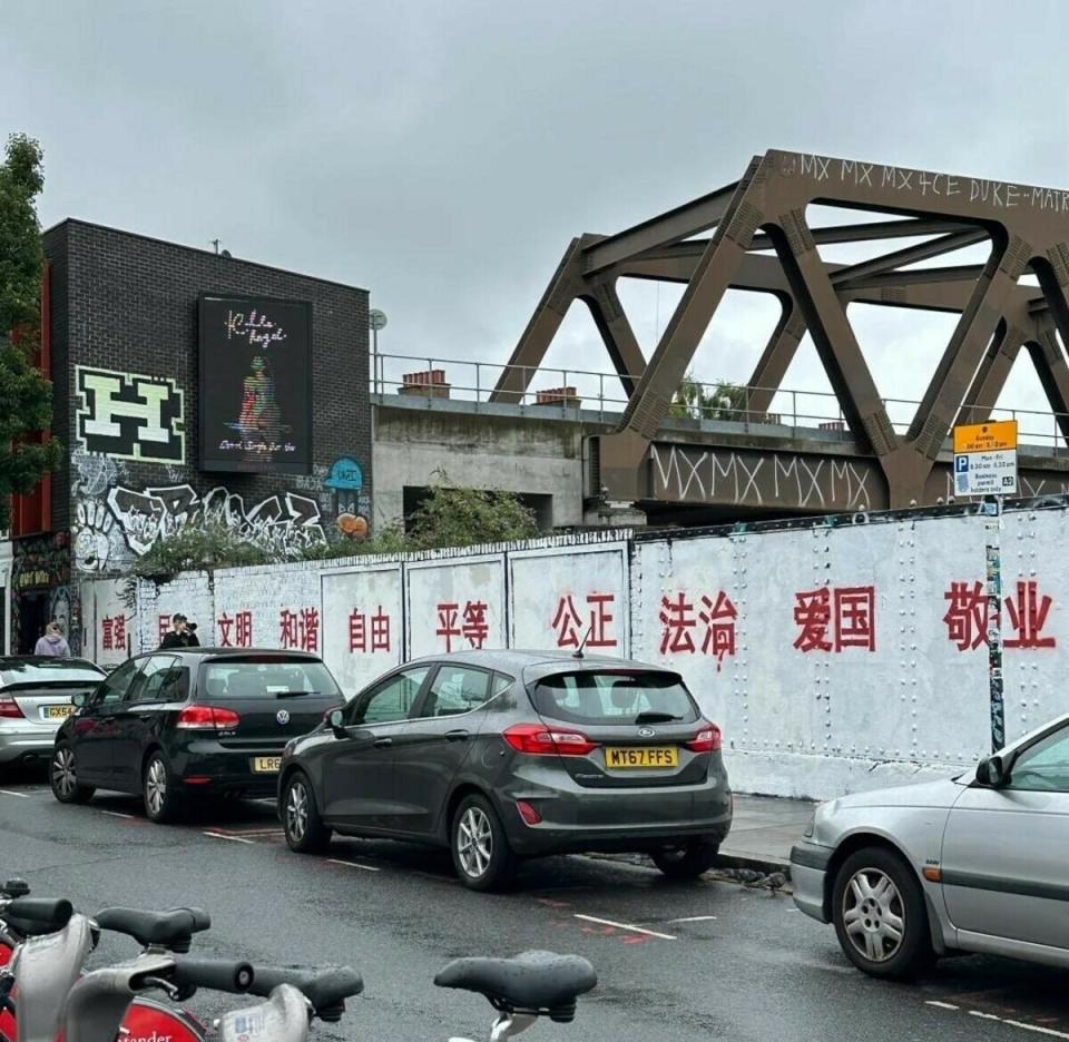 位於倫敦的著名塗鴉景點紅磚巷（Brick Lane），被一些小粉紅塗成白色，噴上宣揚社會主義的紅字。   圖：翻攝自二大爺推特