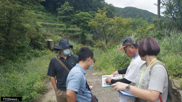 農業局會同水土保持服務團與江前理事長會勘。(記者王志誠攝)