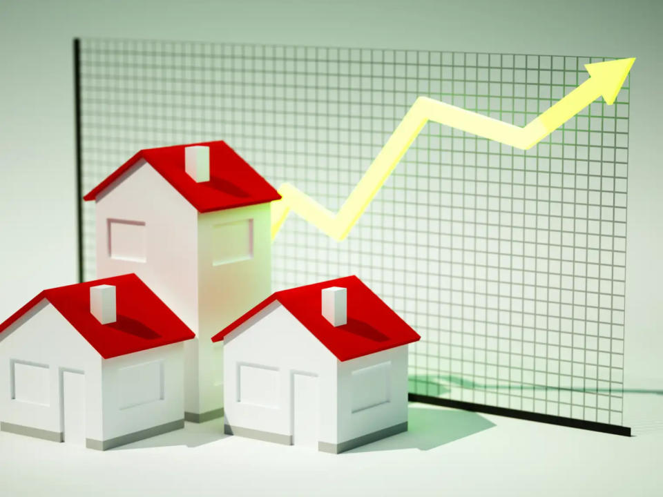 houses in front of mortgage rate graph