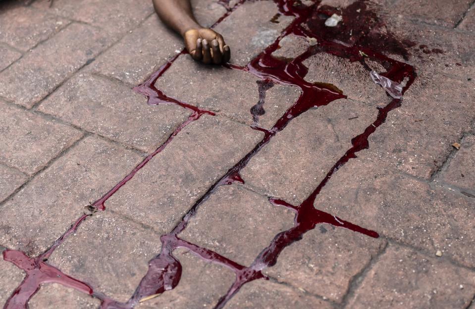 El cuerpo de un hombre muerto a balazos, en un charco de sangre en el vecindario de Petion-Ville, Puerto Príncipe, Haití, el 3 de mayo de 2024. (AP Foto/Ramón Espinosa)