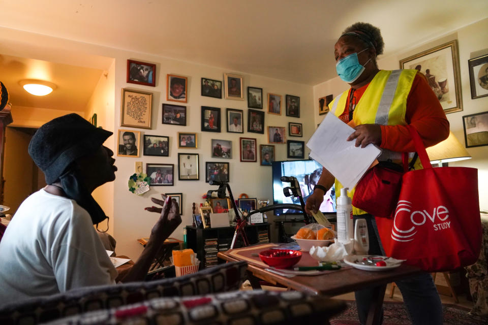 Carla Arnold, a la derecha, habla con Cecilia Goshay en su departamento en Northview Heights mientras recluta a voluntarios para un ensayo clínico de la vacuna contra el coronavirus, en Pittsburgh, el 26 de agosto de 2020. (Chang W. Lee/The New York Times)